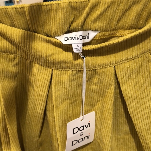 Davi &Dani mustard color corduroy skort. Skirt in front shorts in back. Sz small - Picture 3 of 6